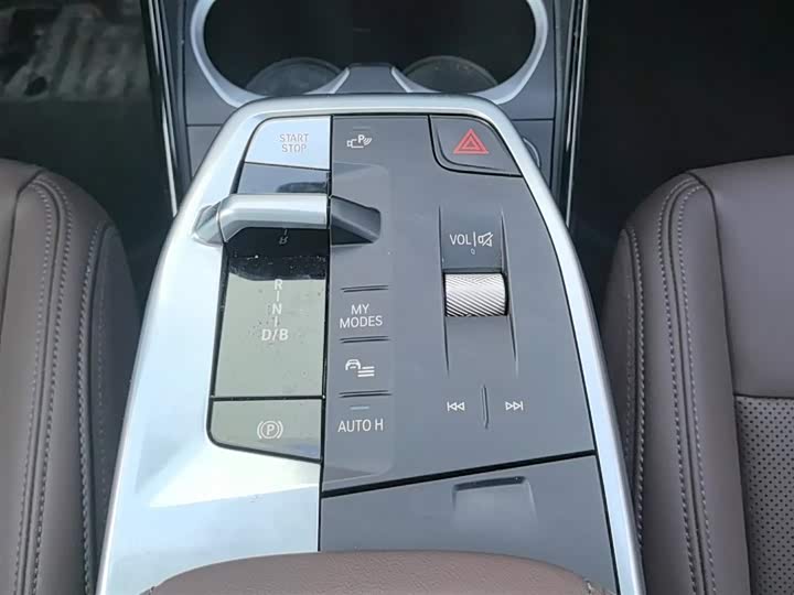 
								BMW iX1 2023 eDrive25L X Design Package full									