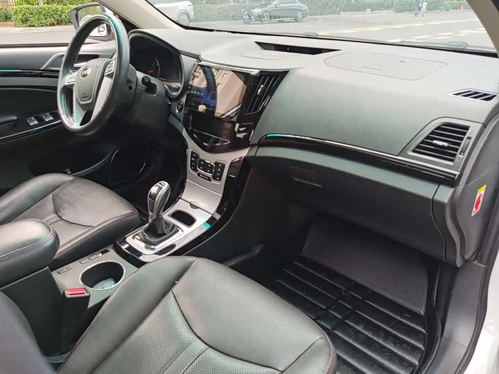 
								BYD E5 2016 300 Luxury Edition 2016 full									