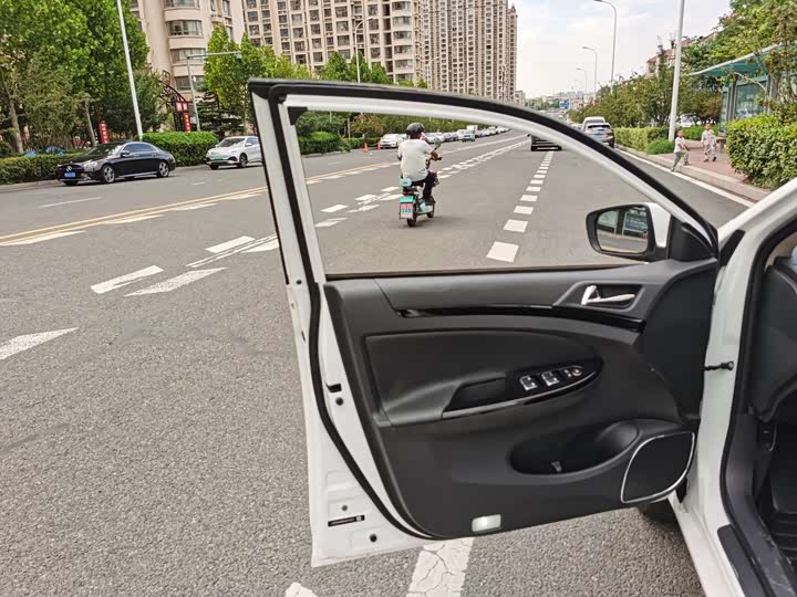 
								BYD E5 2016 300 Luxury Edition 2016 full									