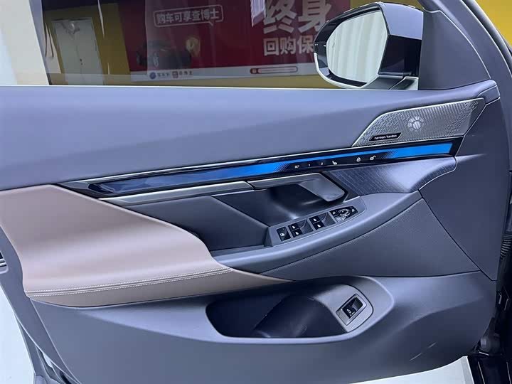 
								BMW 5 Series 530Li Leading Luxury Package 2025 full									