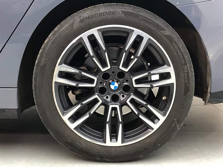 
								BMW 5 Series 525Li M Sport Package 2023 full									