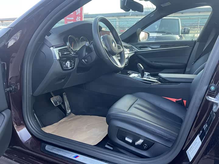 
								BMW 5 Series 525Li M Sport Package 2018 full									