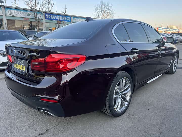 
								BMW 5 Series 525Li M Sport Package 2018 full									