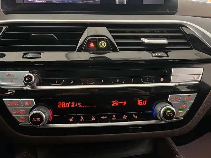 
								BMW 5 Series 530Li Leading M Sport Package 2023 full									