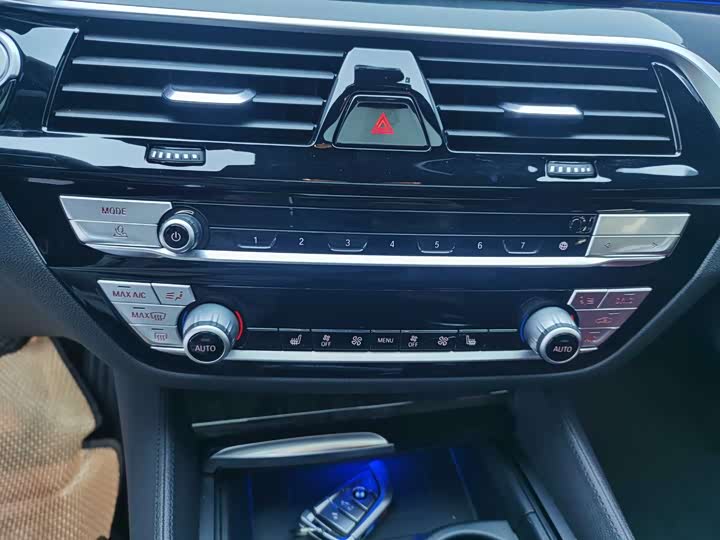 
								BMW 5 Series 530Li Leading M Sport Package 2020 full									