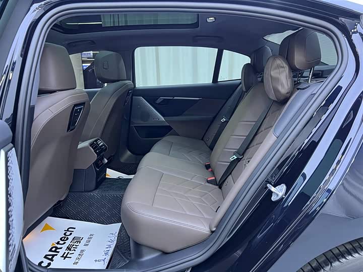 
								BMW 5 Series 530Li Leading Luxury Package 2025 full									