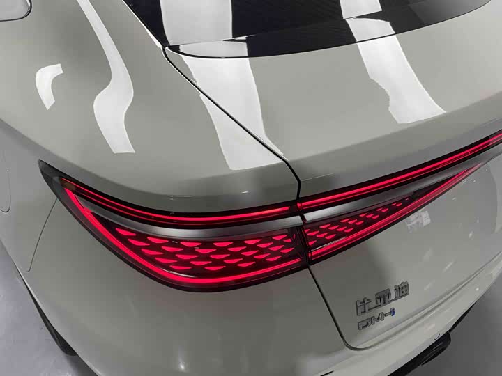 
								BYD Seal 07 DM-i 2025 1.5L 125km Luxury Edition 2025 full									