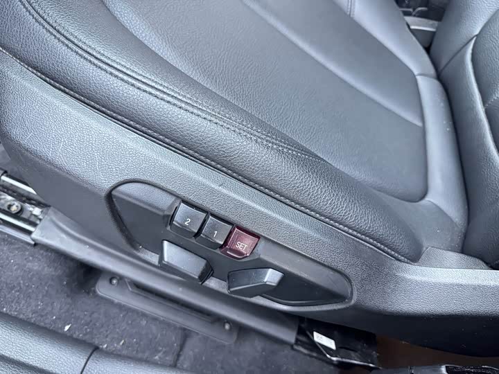 
								BMW X1 sDrive20Li Leading Edition 2018 full									