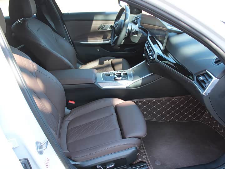 
								BMW 3 Series 325i M Sport Shadow Edition 2024 full									