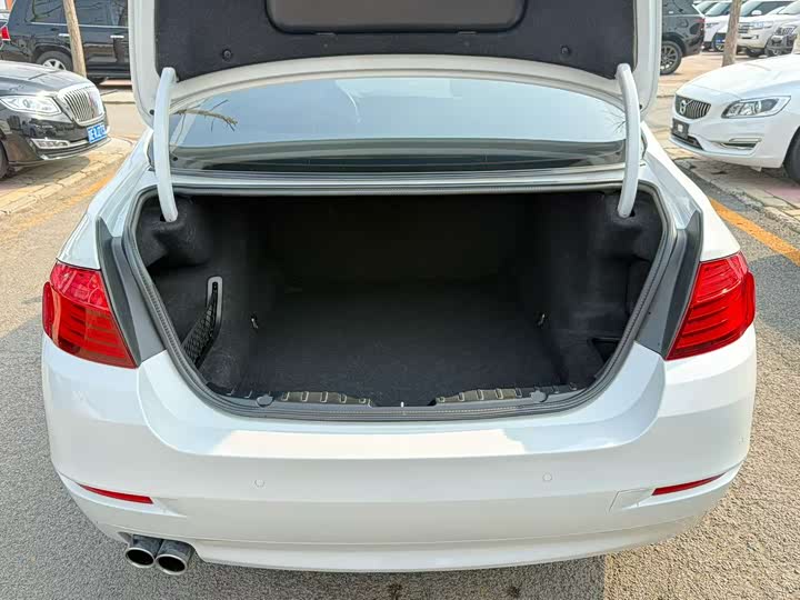 
								BMW 5 Series 520Li Elegant Edition 2017 full									