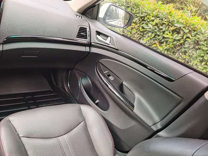 
								BYD E5 2016 300 Luxury Edition 2016 full									