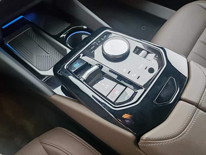 
								BMW i5 eDrive 35L M Sport Package 2024 full									