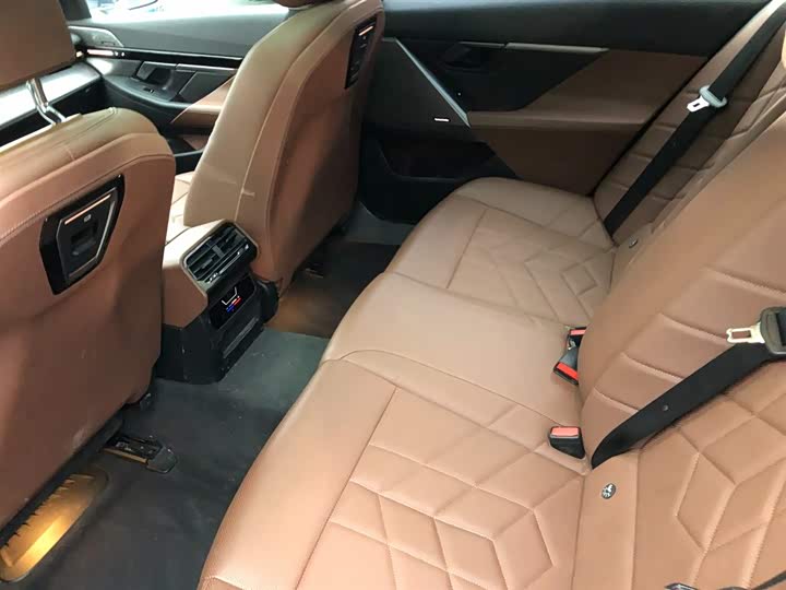 
								BMW 5 Series 525Li M Sport Package 2023 full									