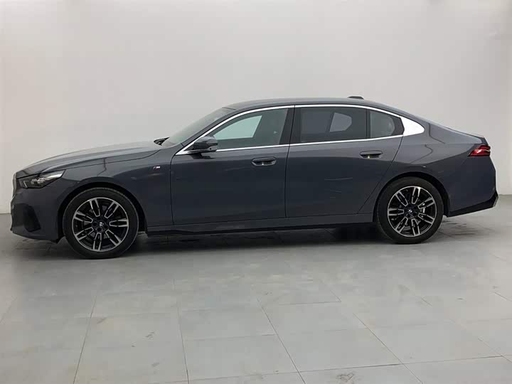 
								BMW 5 Series 525Li M Sport Package 2023 full									