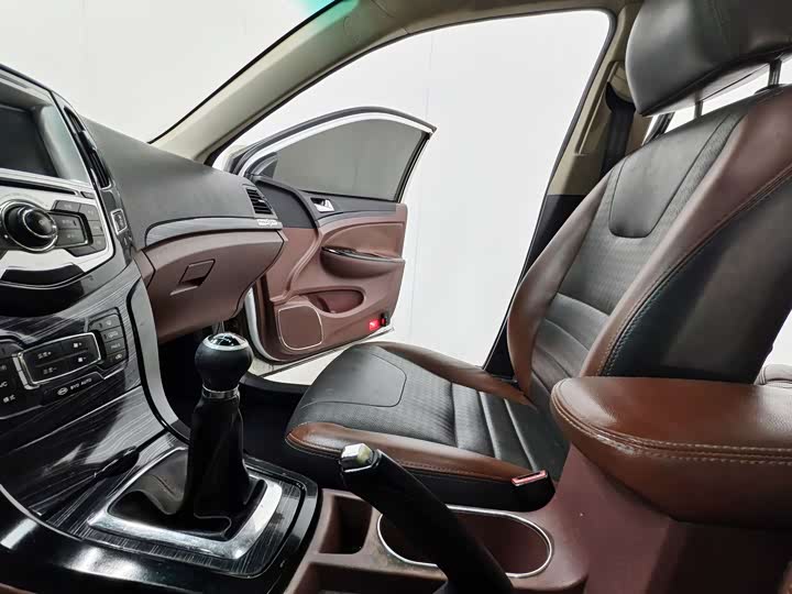 
								BYD Surui 1.5L Manual Deluxe Edition 2015 full									