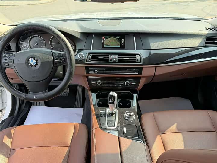 
								BMW 5 Series 520Li Elegant Edition 2017 full									