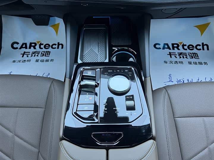 
								BMW 5 Series 530Li Leading Luxury Package 2025 full									