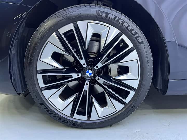 
								BMW 5 Series 530Li Leading Luxury Package 2025 full									