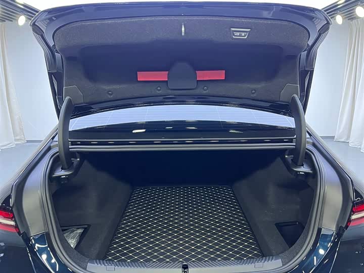 
								BMW 5 Series 530Li Leading Luxury Package 2025 full									