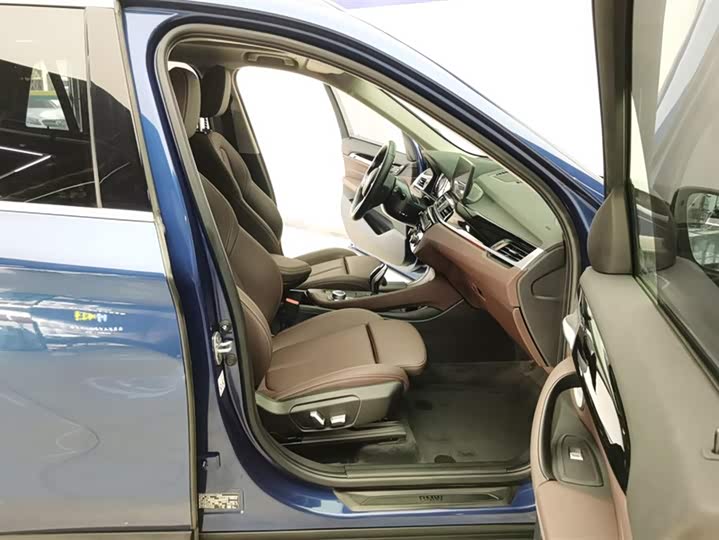 
								BMW X1 2022 sDrive25Li Leading Edition 2022 full									