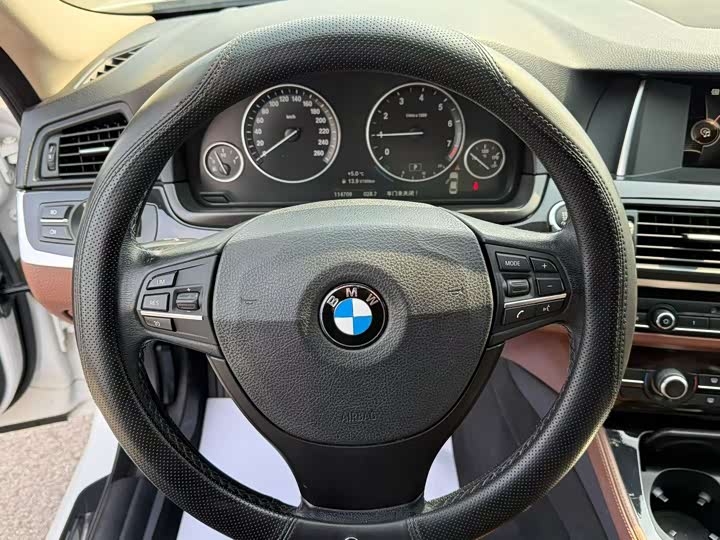 
								BMW 5 Series 520Li Elegant Edition 2017 full									