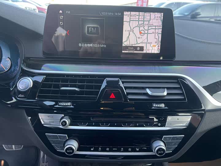 
								BMW 5 Series 525Li M Sport Package 2018 full									
