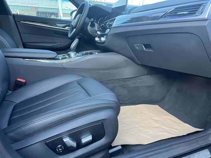 
								BMW 5 Series 525Li M Sport Package 2018 full									