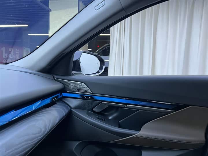 
								BMW 5 Series 530Li Leading Luxury Package 2025 full									