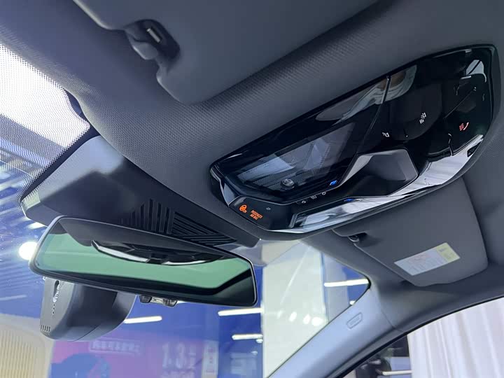 
								BMW 5 Series 530Li Leading Luxury Package 2025 full									