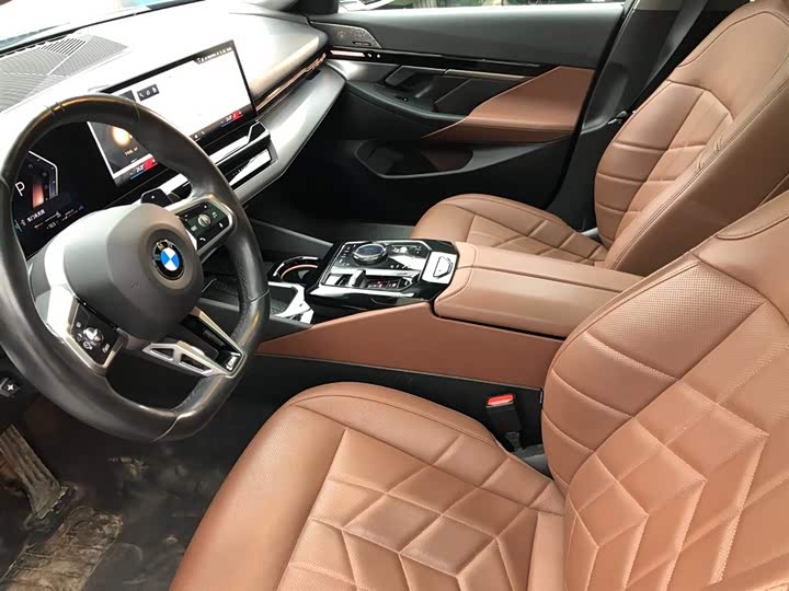 
								BMW 5 Series 525Li M Sport Package 2023 full									