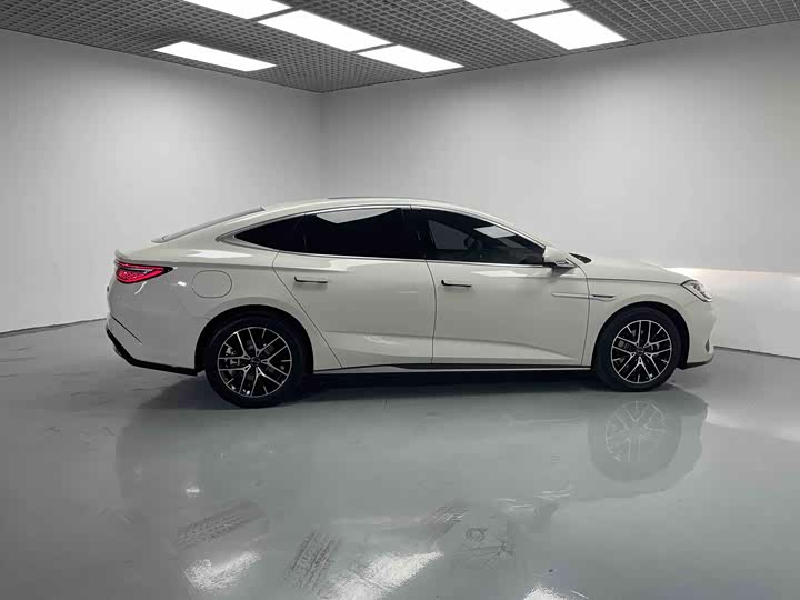 
								BYD Seal 07 DM-i 2025 1.5L 125km Luxury Edition 2025 full									